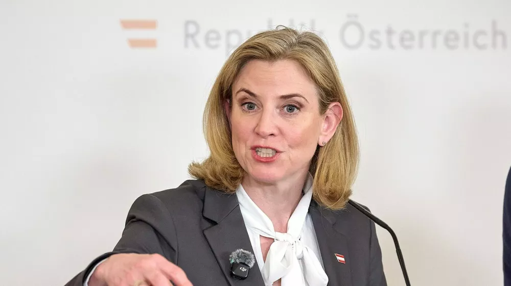 - Wien 27.04.2026 - PK Budget 2027/28 - Heute abend fand im &ouml;sterreichischen Bundeskanzleramt eine Pressekonferenz statt bei der die Regierungsspitze die Eckpunkte des Doppelbudgets 2027 und 2028 vorgestellt hat. PHOTO: Au&szlig;enministerin Beate Meinl-Reisinger NEOS. // Vienna AUSTRIA - Press conference on the 2027/28 Budget Tonight a press conference was held at the Austrian Federal Chancellery, at which senior government officials presented the key points of the 2027 and 2028 budget. Budgetverhandlungen, Doppelbudget, Geld, Steuern, Eckpfeiler, Budget, PK Budget 2027/28 *** Vienna 27 04 2026 PK Budget 2027 28 Tonight a press conference was held at the Austrian Federal Chancellery at which senior government officials presented the,Image: 1094826954, License: Rights-managed, Restrictions: imago is entitled to issue a simple usage license at the time of provision. Personality and trademark rights as well as copyright laws regarding art-works shown must be observed. Commercial use at your own risk.;PUBLICATIONxNOTxINxAUT, Model Release: no