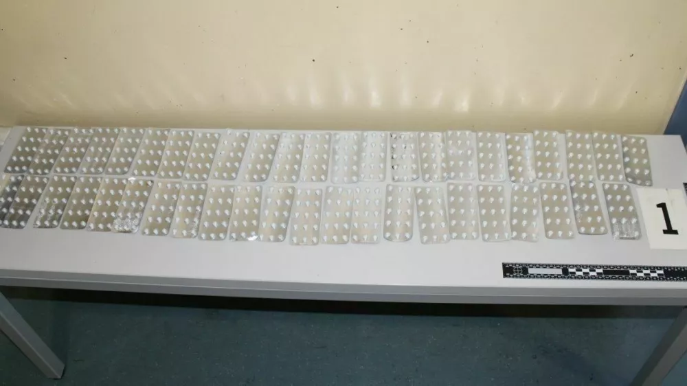 Pri pregledu kovčka so na&scaron;li 670 prepovedanih psihoaktivnih tablet, 830 gramov konoplje in manj&scaron;o količino konopljine smole in kokaina. 