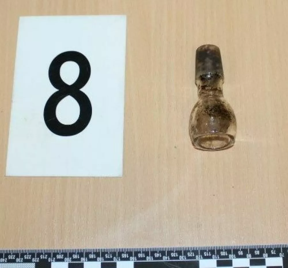 Pri pregledu kovčka so na&scaron;li 670 prepovedanih psihoaktivnih tablet, 830 gramov konoplje in manj&scaron;o količino konopljine smole in kokaina. 