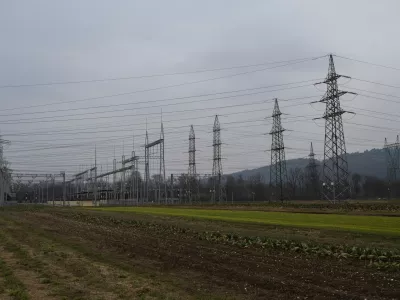 elektrika - simbolična fotografijaelektrično omrežjeomrženinaporaba elektrikedaljnovodelektrična napeljavaELES11.02.2025 Električno omrežje, okolica BeričevaFOTO: Nik Erik Neubauer / Foto: Nik Erik Neubauer
