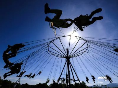 Ethnic Albanians ride on swings during a yearly ritual to celebrate St George's Day in the village of Babaj i Bokes, Kosovo May 6, 2026. REUTERS/Valdrin Xhemaj   TPX IMAGES OF THE DAY / Foto: Valdrin Xhemaj