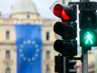 07.05.2026., Sarajevo, Bosna i Hercegovina - Povodom Dana Europe i 30 godina djelovanja EU u BiH, iznad spomenika Vjecna vatra postaveljena velika zastava Europske Unije. Photo: Armin Durgut/PIXSELL / Foto: Armin Durgut/pixsell