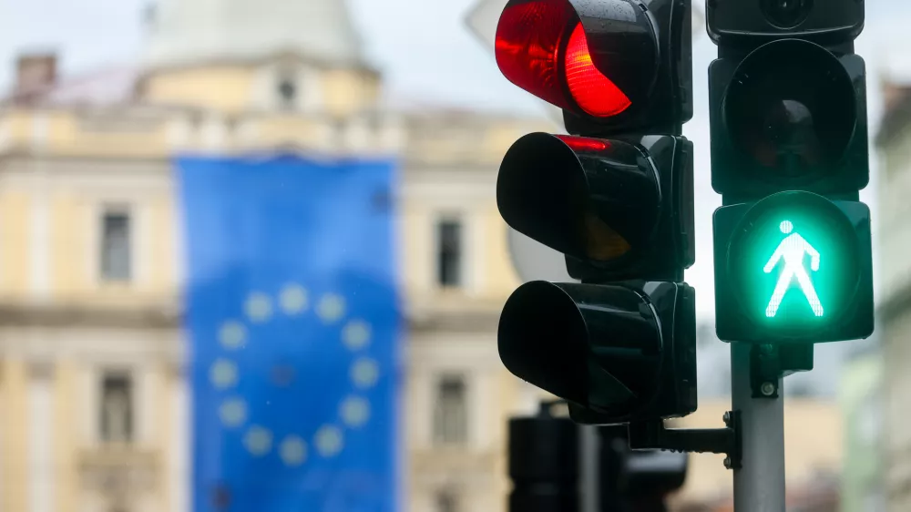 07.05.2026., Sarajevo, Bosna i Hercegovina - Povodom Dana Europe i 30 godina djelovanja EU u BiH, iznad spomenika Vjecna vatra postaveljena velika zastava Europske Unije. Photo: Armin Durgut/PIXSELL / Foto: Armin Durgut/pixsell