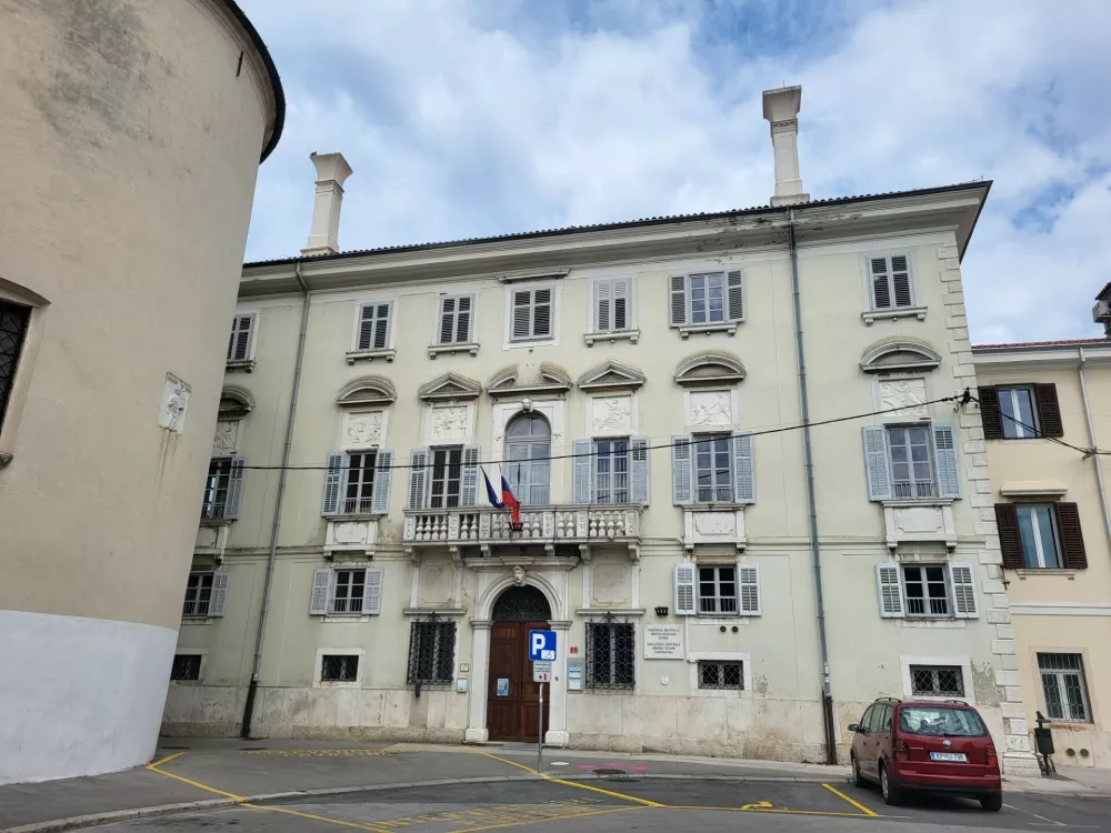 Trg Brolo, bene&scaron;ki dimnik, knjižnica, Koper / Foto: Katja Gle&scaron;čič 