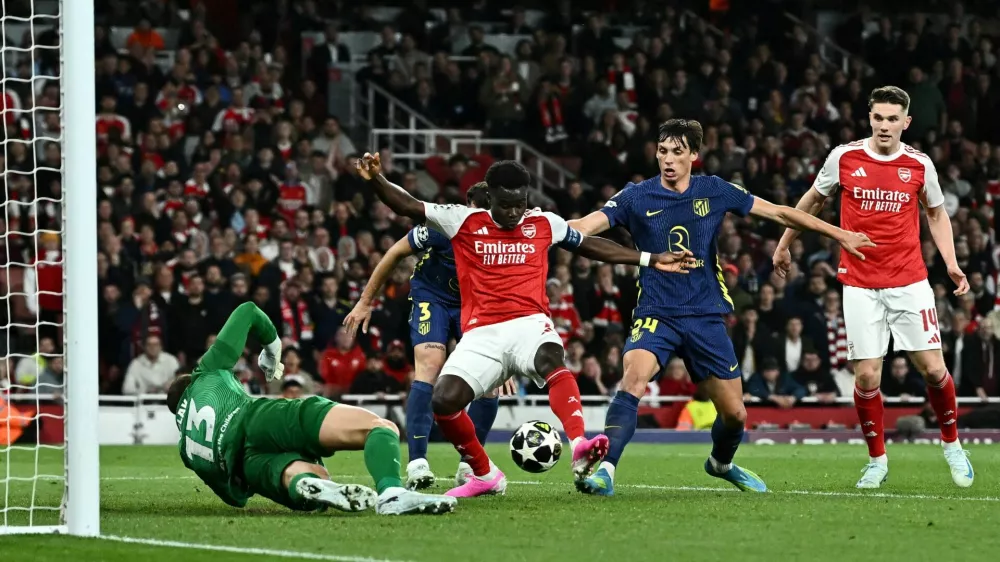 Soccer Football - UEFA Champions League - Semi Final - Second Leg - Arsenal v Atletico Madrid - Emirates Stadium, London, Britain - May 5, 2026 Arsenal's Bukayo Saka scores their first goal past Atletico Madrid's Jan Oblak REUTERS/Dylan Martinez   TPX IMAGES OF THE DAY