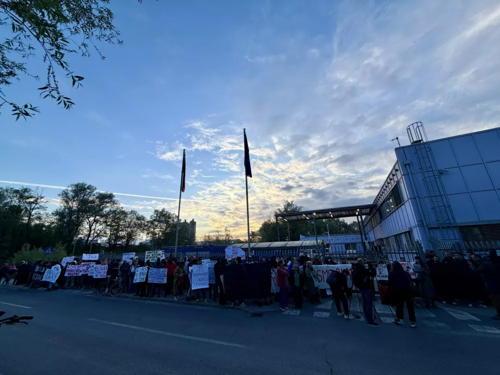 Protest pred azilnim domom.