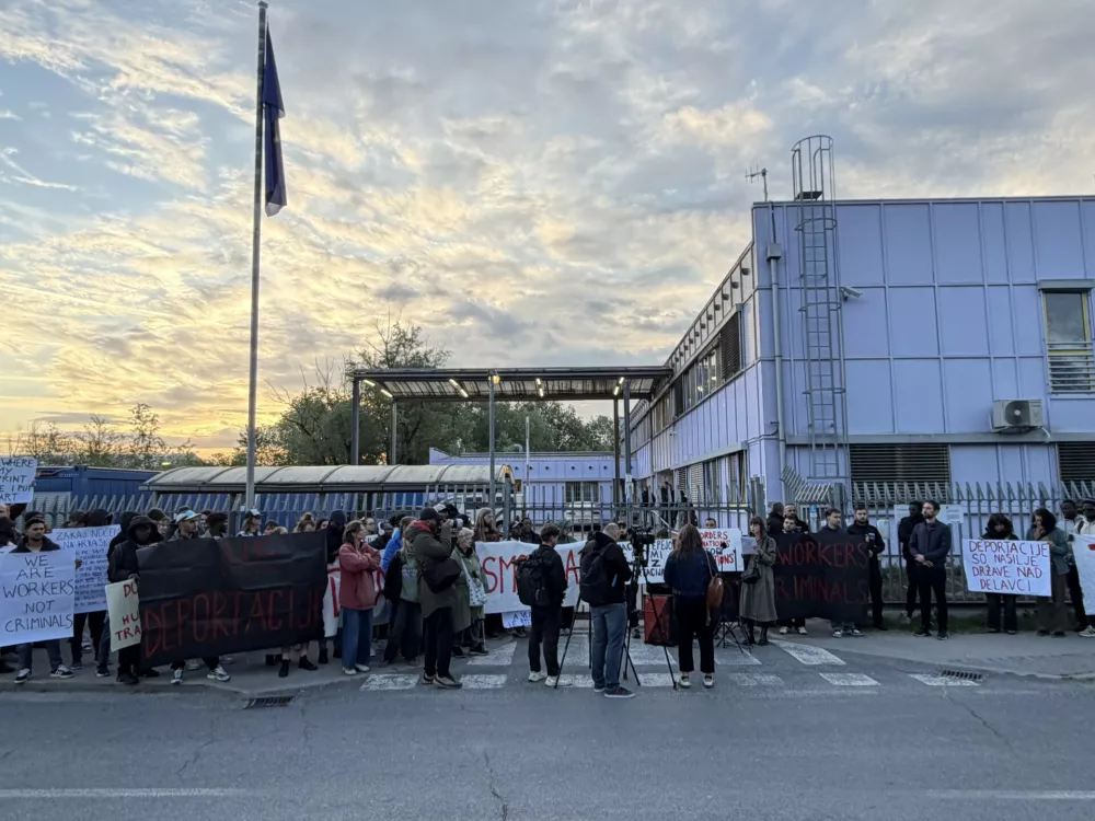Protest pred azilnim domom.