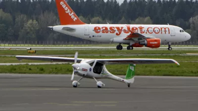 pilot Matevž Lenarčič ob vrnitvi s poti okoli sveta in v ozadju letalo družbe easyJet- prihod pilota Matevža Lenarčiča na Brnik kateri je uspešno s Pipistrelovim letalom virus SW 914 sklenil polet okoli sveta//FOTO: Tomaž Skale