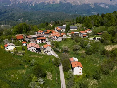 Robidisce.50. obletnica potresa v Furlaniji in Posocju.Vasica Robidisce, ki jo je leta 1976 prizadel rusilni furlanski potres.