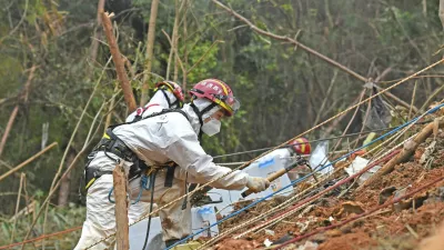 Preiskovalci med delom po nesreči na težko dostopnem območju. / Foto: Profimedia