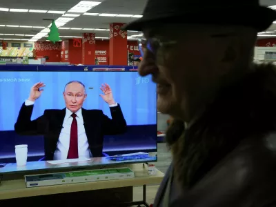 A man watches the live broadcast of Russian President Vladimir Putin's annual televised year-end press conference and phone-in, at an electronics store in Simferopol, Crimea, December 19, 2024. REUTERS/Alexey Pavlishak   TPX IMAGES OF THE DAY