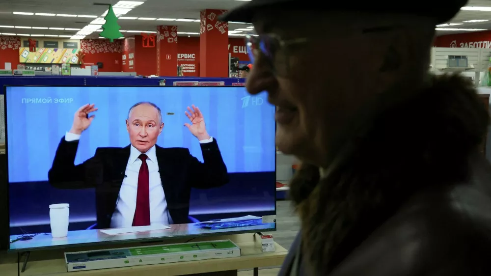 A man watches the live broadcast of Russian President Vladimir Putin's annual televised year-end press conference and phone-in, at an electronics store in Simferopol, Crimea, December 19, 2024. REUTERS/Alexey Pavlishak   TPX IMAGES OF THE DAY