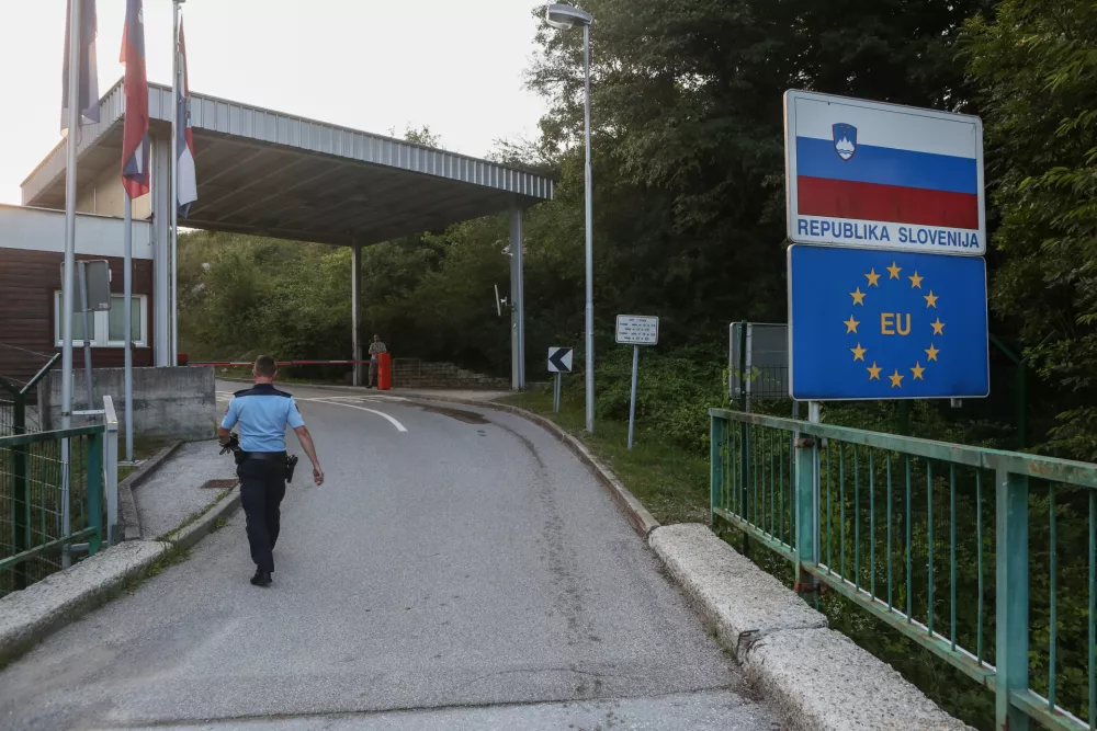 - 18.06.2018 - mejni prehod Žuniči v občini Črnomelj - (slovensko - hrva&scaron;ka ilegalna meja), reka Kolpa - panelna ograja- Migranti 2018 &ndash; nova migrantska balkanska pot iz Makedonije preko Kosova, Črne gore, Bosne in Hercegovine proti zahodni Evropi - džamijska begunska pot - begunci -  //FOTO: Luka Cjuha.
