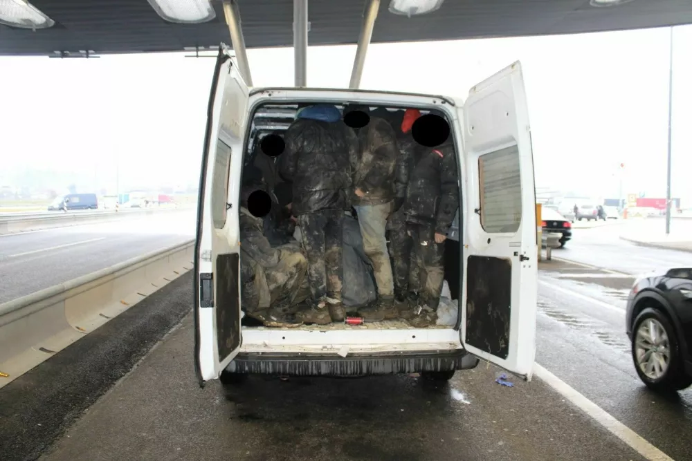 V zadnjem delu kombija so na Obrežju odkrili nagnetenih kar 21 oseb. V zaprtem prostoru se niso mogli gibati, izpostavljeni so bili nevarnosti za življenje in zdravje. 