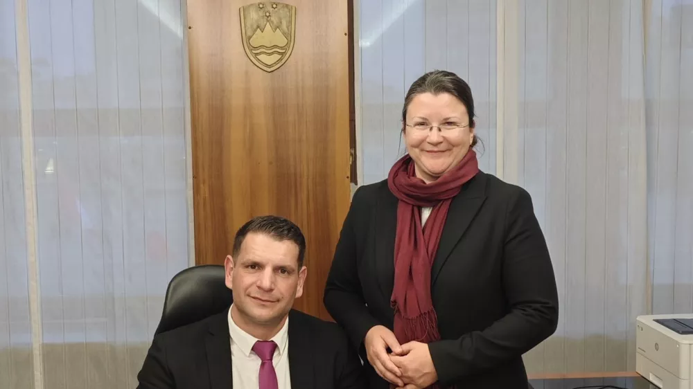 Katja Kokot poslanka Resni.ce in Zoran Stevanović, novi predsednik Državnega zbora. Poznavalci mode trdijo, da je Stevanovič tudi s torbico za okoli pasu (na sliki desno), dokazal, da se ru&scaron;ijo tabuji in prihajajo novi časi. 