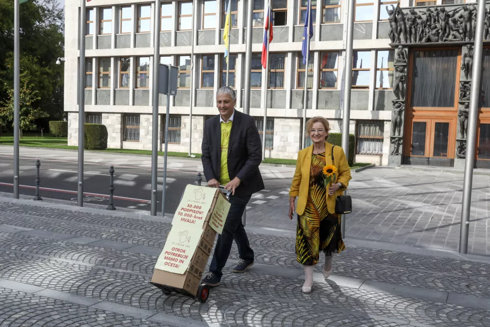 sovodiitelja koalicije Za otroke gre Ale&scaron; Primc in Metka Zevnik - 11.10.2022 - izjava za medije Ale&scaron;a Primca in Metke Zevnik iz koalicije Za otroke gre! pred predajo podpisov pobude za razpis naknadnega zakonodajnega družinskega referenduma za za&scaron;čito otrok in družin o spremembah družinskega zakonika v DZ //FOTO: Luka Cjuha