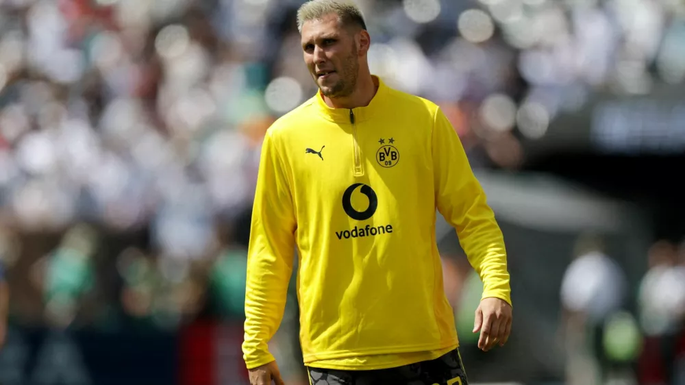 FILE PHOTO: Soccer Football - FIFA Club World Cup - Quarter Final - Real Madrid v Borussia Dortmund - MetLife Stadium, East Rutherford, New Jersey, U.S. - July 5, 2025 Borussia Dortmund's Niklas Sule during the warm up before the match REUTERS/Jeenah Moon/File Photo