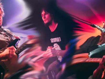 Svojat je utečen domač trio, ki v svoji glasbi združuje no wave, avant-blues, saharski punk in svobodno improvizacijo. F arhiv festivala