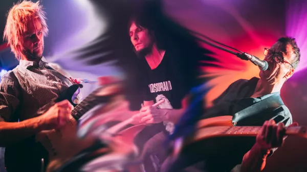 Svojat je utečen domač trio, ki v svoji glasbi združuje no wave, avant-blues, saharski punk in svobodno improvizacijo. F arhiv festivala