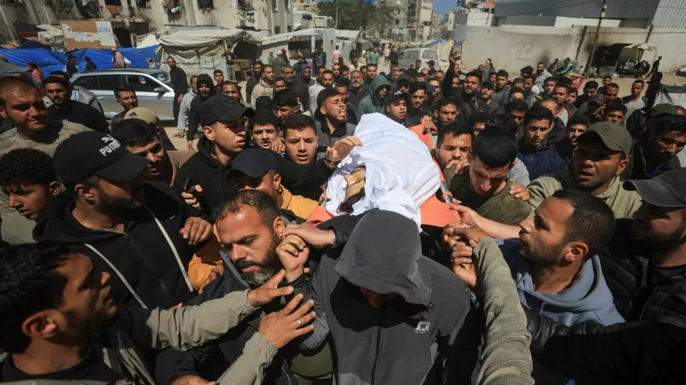  SENSITIVE MATERIAL. THIS IMAGE MAY OFFEND OR DISTURB  Mourners attend the funeral of Azzam Al-Hayya, the son of Khalil Al-Hayya, Hamas' chief negotiator in U.S.-mediated talks over Gaza's future, after Azzam succumbed to his injuries on Thursday after being struck in an Israeli attack on Wednesday, in Gaza City May 7, 2026. REUTERS/Dawoud Abu Alkas