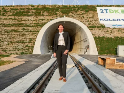 - Dr. Robert Golob, predsednik vlade RS,- mag. Alenka Bratu&scaron;ek, ministrica za infrastrukturo,- Du&scaron;an Mes, generalni direktor Slovenskih železnic,- Jerneja Jug Jer&scaron;e, vodja Pedstavni&scaron;tva Evropske komisije v Sloveniji, - Marko Brezigar, direktor 2TDK,- Matej Oset, Generalni direktor 2TDK- Stojan Petrič, predsednik nadzornega sveta Kolektor,- Alenka &Scaron;trucl Dovgan, županja občine Divača,- Marko Movrin, DRI,- 11.03.2026. - Slavnostni dogodek ob prevoznosti proge Divača Koper, 2. tir.//FOTO: Bojan Velikonja
