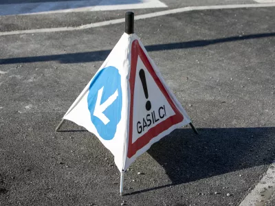 - gasilci - 04.12.2019 - Britof pri Kranju - eksplozija plina v vodovodnemu ja&scaron;ku na lokalni cesti pri gasilskem domu v Britofu - po&scaron;kodovanih &scaron;est oseb, dva delavca in &scaron;tirje otroci, //FOTO: Matjaž Ru&scaron;t