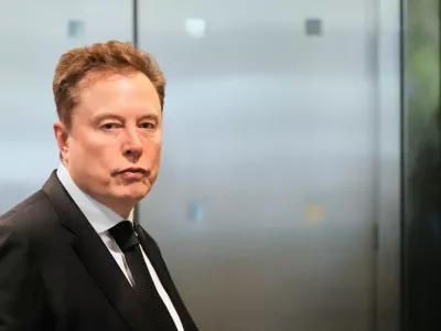 Elon Musk arrives at the U.S. District Court in Oakland, Calif., Tuesday, April 28, 2026. (AP Photo/Godofredo A. V&aacute;squez)