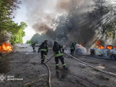 Firefighters work next to burning vehicles at a site of a Russian airstrike, amid Russia's attack on Ukraine, in the frontline city of Kramatorsk in the Donetsk region, Ukraine, May 5, 2026. Press service of the State Emergency Service of Ukraine in Donetsk region/Handout via REUTERS ATTENTION EDITORS - THIS IMAGE HAS BEEN SUPPLIED BY A THIRD PARTY. WATERMARK FROM SOURCE. MANDATORY CREDIT. BEST QUALITY AVAILABLE.