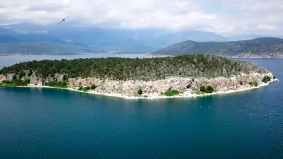 Otok stoji na tromeji med Makedonijo, Grčijo in Albanijo / Foto: Istock