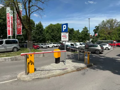 Po&scaron;kodovani rampi na parkiri&scaron;ču trgovine. Foto: Dnevnik