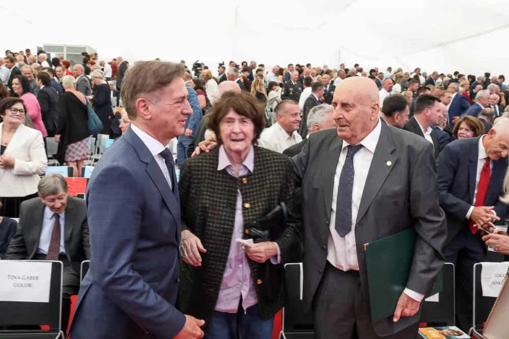- Ivo Daneu, častni me&scaron;čan Ljubljane,- Robert Golob, predsednik vlade,- 08.05.2026. - Slavnostna seja Mestnega sveta Mestne občine Ljubljana ob Dnevu zmage nad fa&scaron;izmom na kateri so razglasili častna me&scaron;čana in ostale nagrajence MOL in je župan Zoran Janković napovedal vnovično kandidaturo za župana po 20. letih.//FOTO: Bojan Velikonja