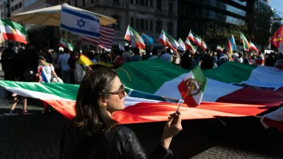 Med drugim naj bi zelo pozorno spremljali dogajanje na evropskih ulicah. Fotografija je z demonstracij v Berlinu aprila letos. / Foto: Profimedia