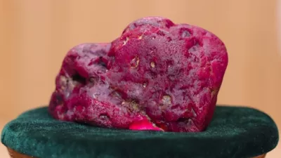 Ni največji, vendar je izredno čist in ima milijonsko vrednost. / Foto: Mijanmarska Državna Televizija