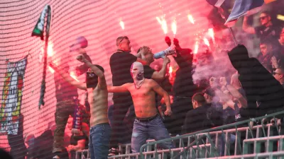 Navija&scaron;ki izgredi na tekmah Olimpije in Maribora niso nič novega. Prizor s tribun na&nbsp;tekmi marca letos v Ljubljani. / Foto: Bojan Velikonja
