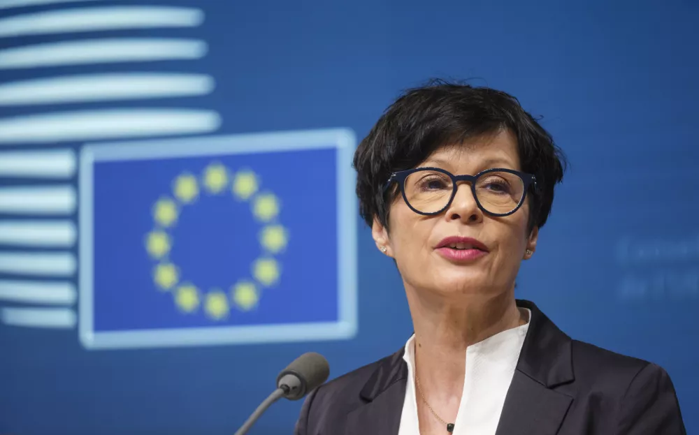 Belgija, Bruselj.Novinarska konferenca Evropske komisije, na kateri je komisarka za siritev Marta Kos spregovorila o pristopu Ukrajine k EU.Evropska komisija poudarja, da je Ukrajina izvedla 63 od 68 reform, potrebnih za pristop k EU. Ponovno so potrdili zavezanost EU k napredku na poti Ukrajine k clanstvu kljub nenehnim ugovorom nekaterih drzav clanic, kot je Madzarska.