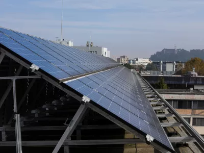 - solarni moduli - obnovljivi viri energije, energija sonca- 09.10.2020 &ndash; Fakulteta za elektrotehniko Univerze v Ljubljani - sončne celice za samooskrbo z električno energijo - sončna elektrarna - samooskrba - samostojni solarni sistem proizvaja elektriko //FOTO: Bojan Velikonja