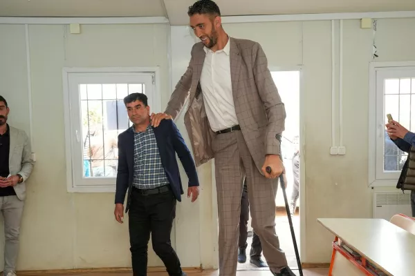 MARDIN, TURKIYE - MARCH 31: Sultan Kosen, who has the title of 'the tallest man in the world' with his height of 2 meters 51 centimeters, arrives to cast his vote for municipal elections in Derik district of Mardin, Turkiye on March 31, 2024. Bestami Bodruk / Anadolu/ABACAPRESS.COM,Image: 861369008, License: Rights-managed, Restrictions:, Model Release: no