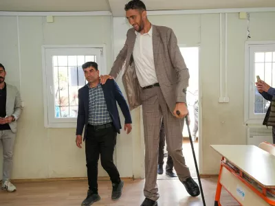 MARDIN, TURKIYE - MARCH 31: Sultan Kosen, who has the title of 'the tallest man in the world' with his height of 2 meters 51 centimeters, arrives to cast his vote for municipal elections in Derik district of Mardin, Turkiye on March 31, 2024. Bestami Bodruk / Anadolu/ABACAPRESS.COM,Image: 861369008, License: Rights-managed, Restrictions:, Model Release: no