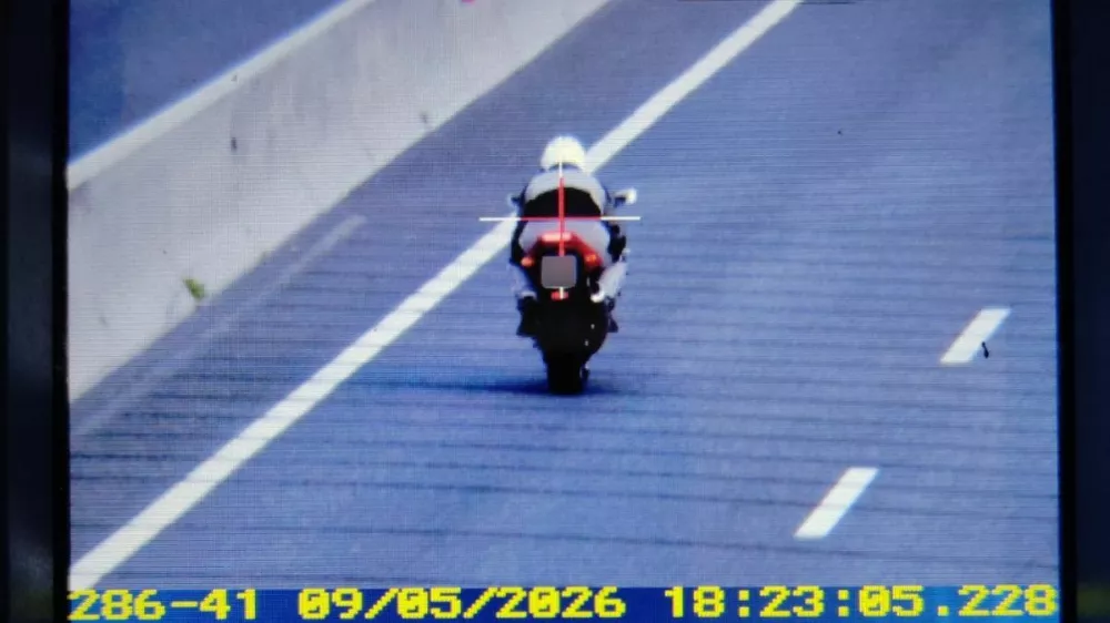 Z motorjem je po gorenjski avtocesti divjal s hitrostjo 233 km/h. 