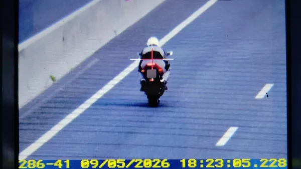 Z motorjem je po gorenjski avtocesti divjal s hitrostjo 233 km/h. 