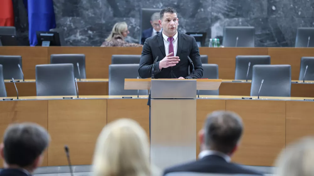 Novi predsednik DZ Zoran Stevanović, Resnica- 10.04.2026 - ustanovna seja novega sklica DZ, ki jo je sklicala predsednica republike Nata&scaron;a Pirc Musar; seja se je začela z imenovanjem predsednika in podpredsednika mandatno-volilne komisije, sledila je prekinitev, pol ure po prekinitvi pa se je začela seja mandatno-volilne komisije DZ za pripravo druge točke dnevnega reda; v nadaljevanju seje DZ so potrjevali mandate poslancem in volili predsednika DZ//FOTO: Jaka Gasar