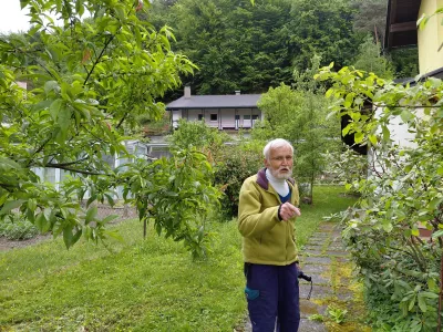 Pri 94 letih &scaron;e vedno osvaja vrhove in kosi travo s koso