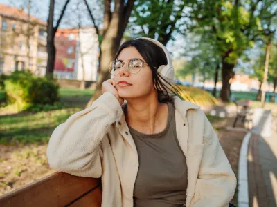 Včasih se je prav prijetno povsem predati glasbi. / Foto: Istock