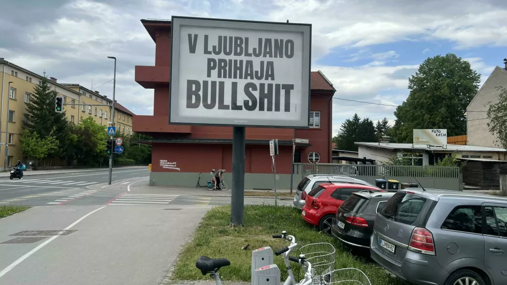 Po mestu so zadnje dni viseli skrivnostni plakati z napisom &raquo;V Ljubljano prihaja Bullshit. Foto: Reddit