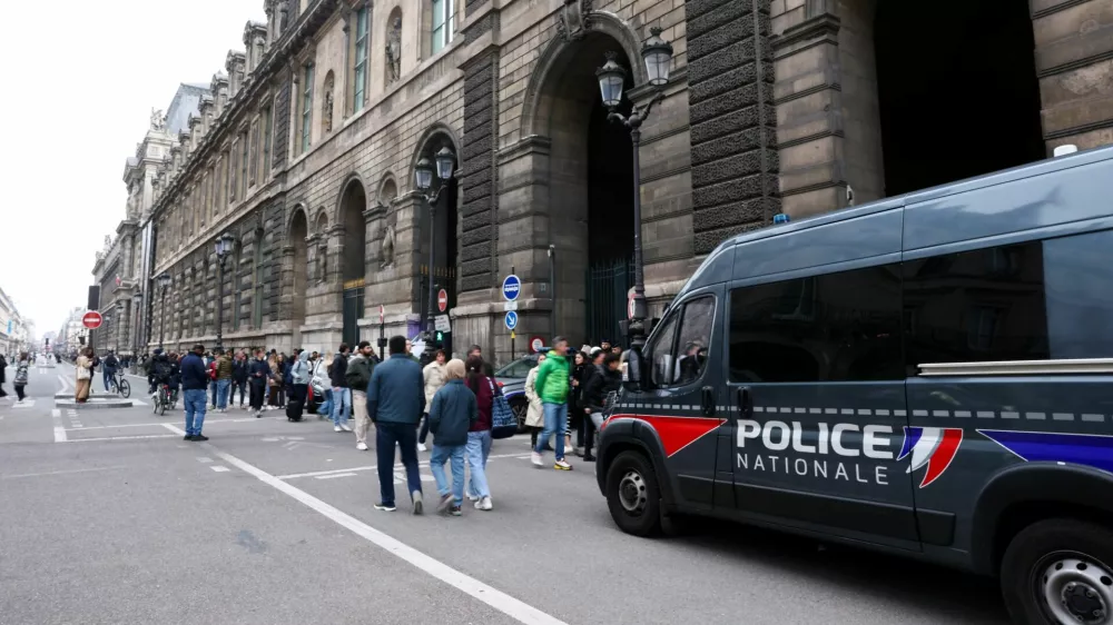 Police vehicle stands near the entrance to the Louvre museum after reports of a robbery, in Paris, France, October 19, 2025. REUTERS/Gonzalo Fuentes