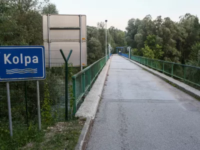 - 18.06.2018 - mejni prehod Žuniči v občini Črnomelj - (slovensko - hrva&scaron;ka ilegalna meja), reka Kolpa - panelna ograja- Migranti 2018 &ndash; nova migrantska balkanska pot iz Makedonije preko Kosova, Črne gore, Bosne in Hercegovine proti zahodni Evropi - džamijska begunska pot - begunci -  //FOTO: Luka Cjuha.