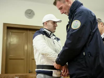 Sojenje &scaron;est let "čakalo v predalu": Zabodel strica, zdaj skrbi za babico, ki jo je porezal