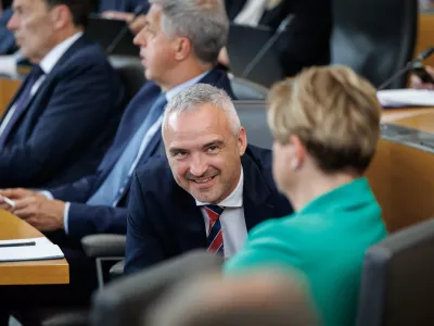 Ljubljana, DZ.Izredna seja DZ, na kateri so obravnavali predlog zakona o interventnih ukrepih za razvoj Slovenije, predlog odloka o ustanovitvi in nalogah delovnih teles DZ ter mandatno-volilne zadeve.Vodja poslanske skupine NSi, SLS, FOKUS Janez Cigler Kralj.