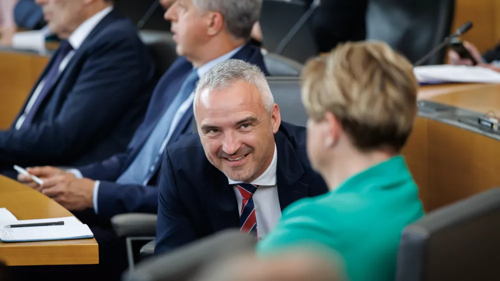 Ljubljana, DZ.Izredna seja DZ, na kateri so obravnavali predlog zakona o interventnih ukrepih za razvoj Slovenije, predlog odloka o ustanovitvi in nalogah delovnih teles DZ ter mandatno-volilne zadeve.Vodja poslanske skupine NSi, SLS, FOKUS Janez Cigler Kralj.