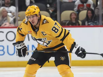 Jan 15, 2026; Pittsburgh, Pennsylvania, USA; Pittsburgh Penguins center Sidney Crosby (87) prepares to take a third period face-off against the Philadelphia Flyers at PPG Paints Arena. Mandatory Credit: Charles LeClaire-Imagn Images
